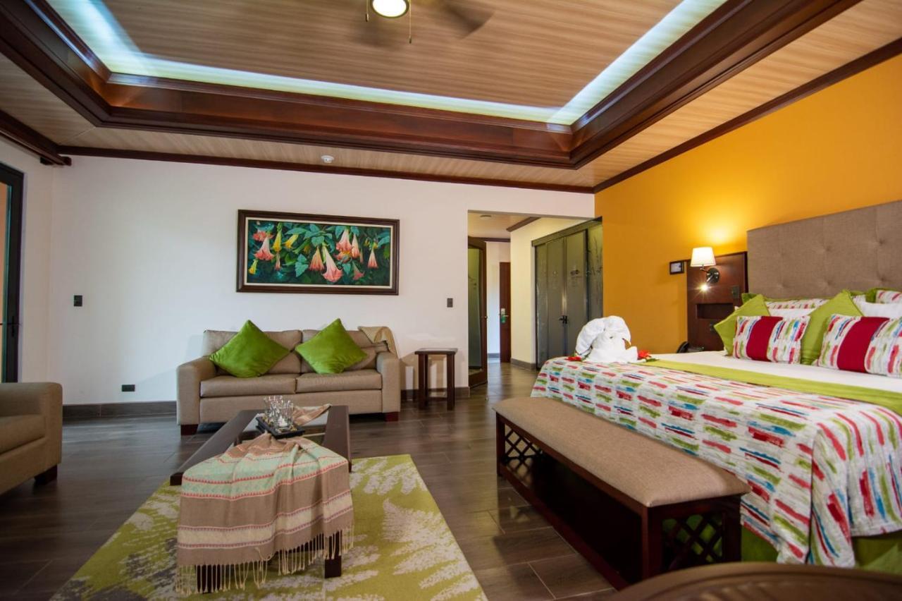 Hotel Arenal Springs Resort & Spa La Fortuna Eksteriør bilde A bedroom at the hotel