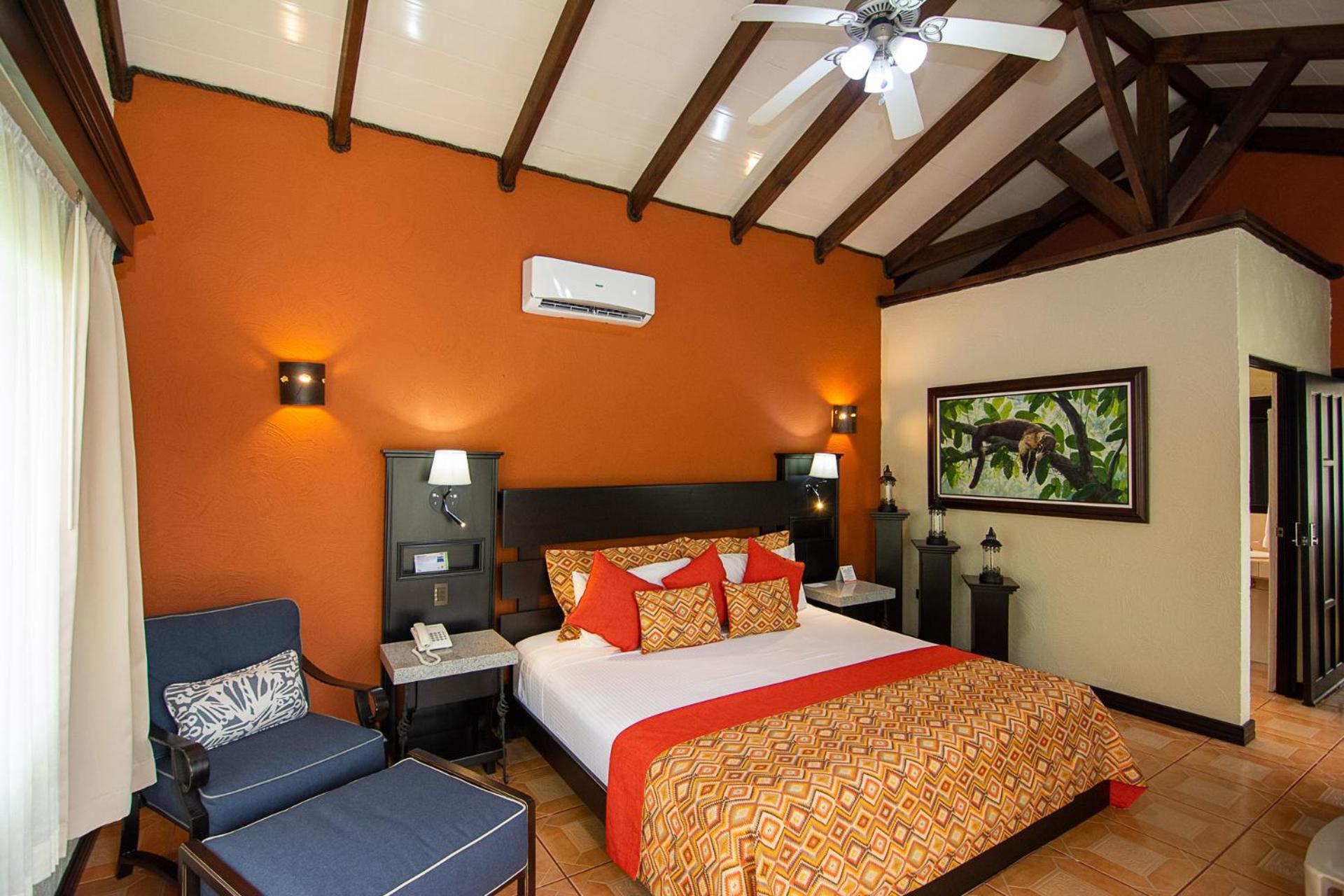 Hotel Arenal Springs Resort & Spa La Fortuna Eksteriør bilde A bedroom at the resort