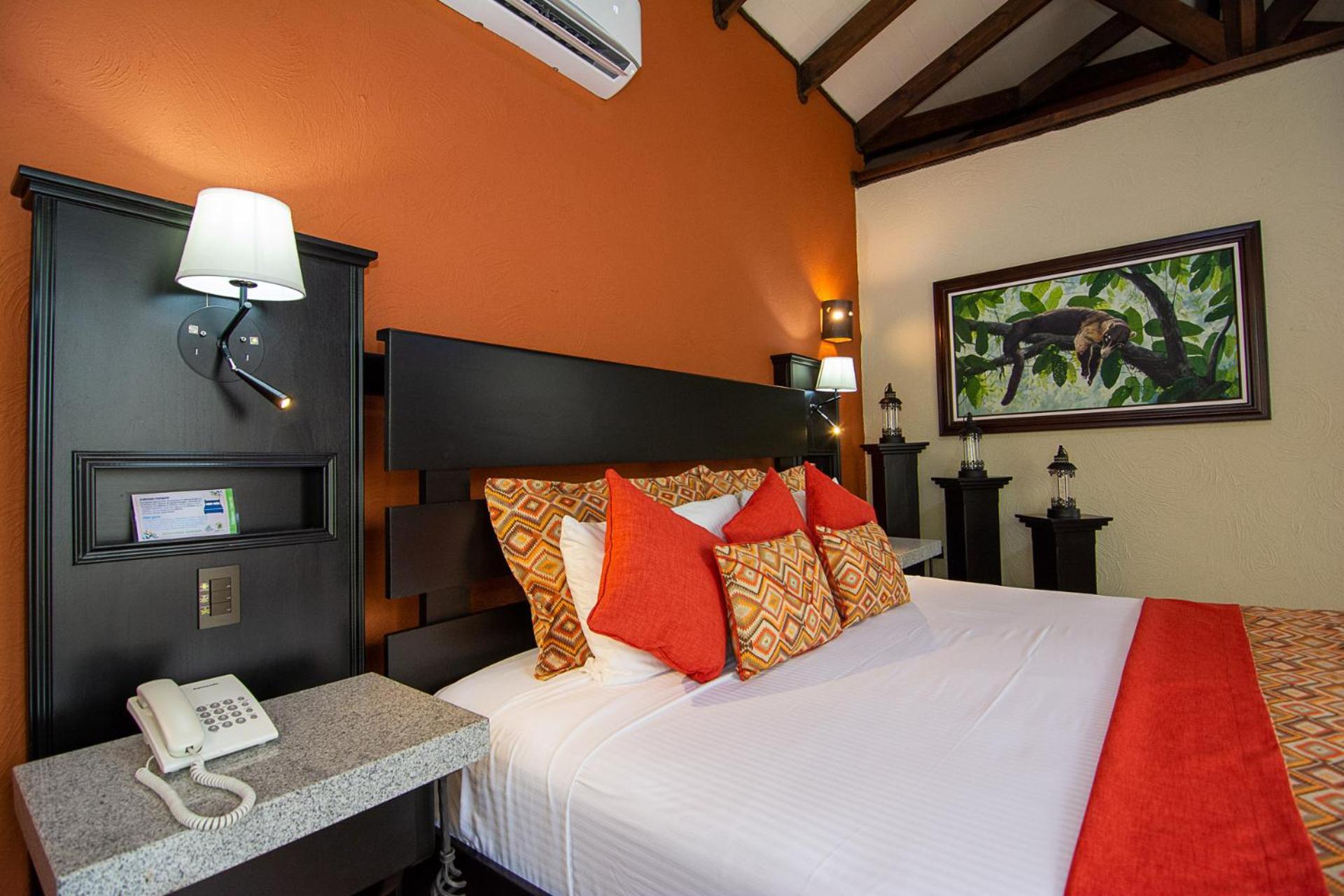 Hotel Arenal Springs Resort & Spa La Fortuna Eksteriør bilde A bedroom at the hotel